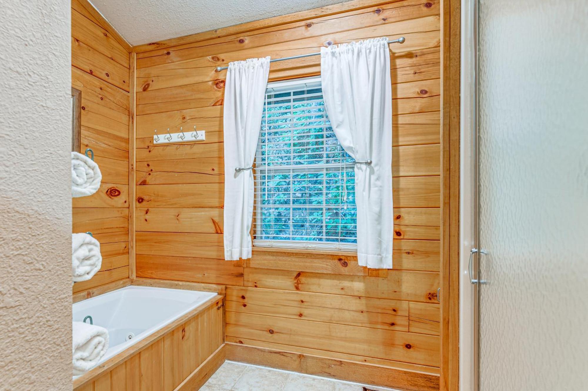 Serene Maggie Valley Retreat With Deck And Hot Tub! Dış mekan fotoğraf